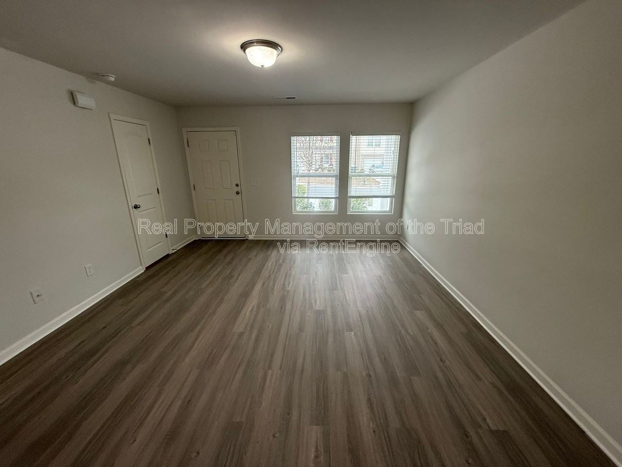 3904 Vershire Ave - Photo 4 of 27