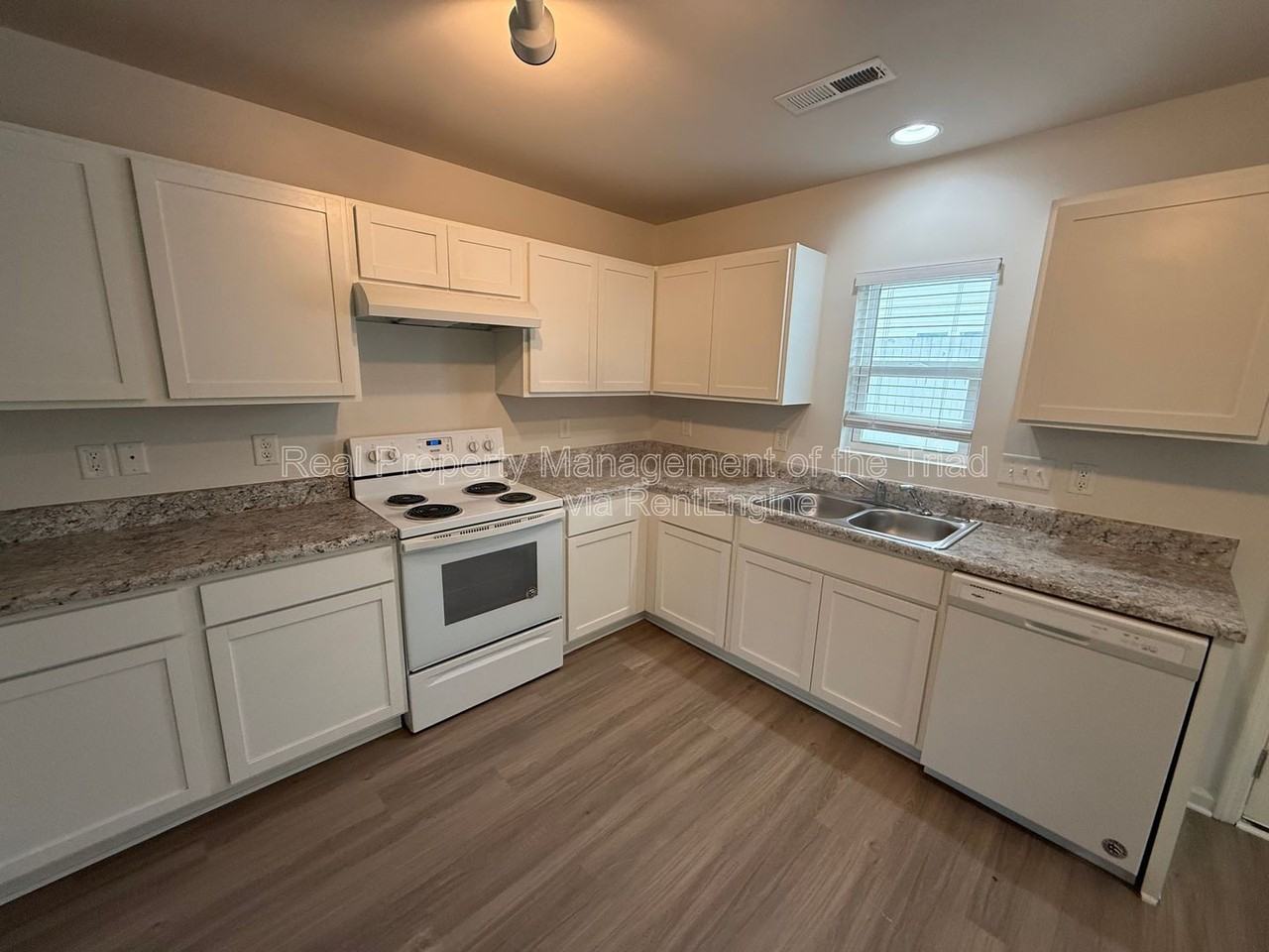 3904 Vershire Ave - Photo 5 of 27