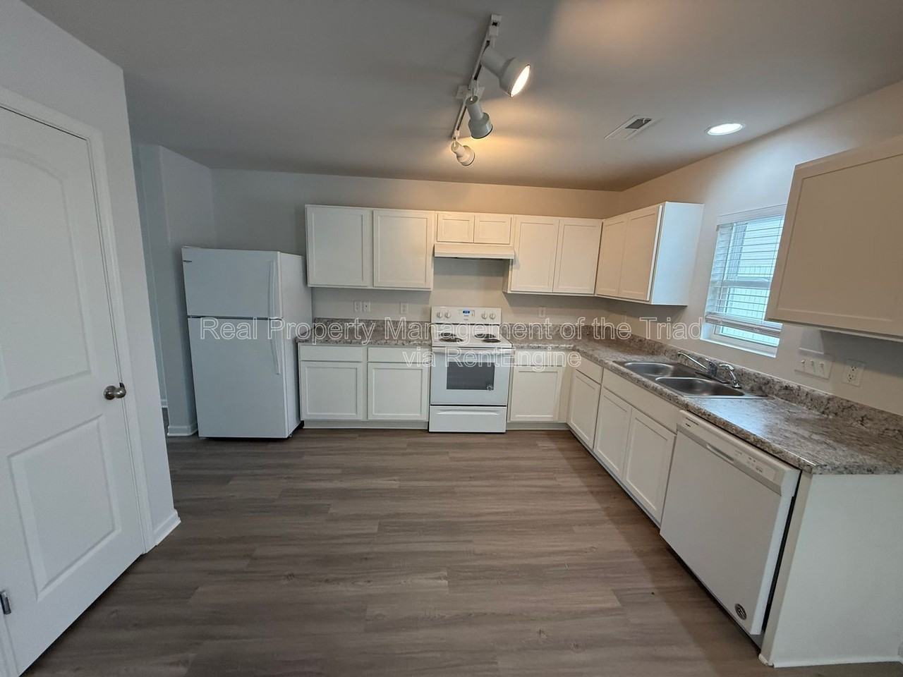 3904 Vershire Ave - Photo 6 of 27