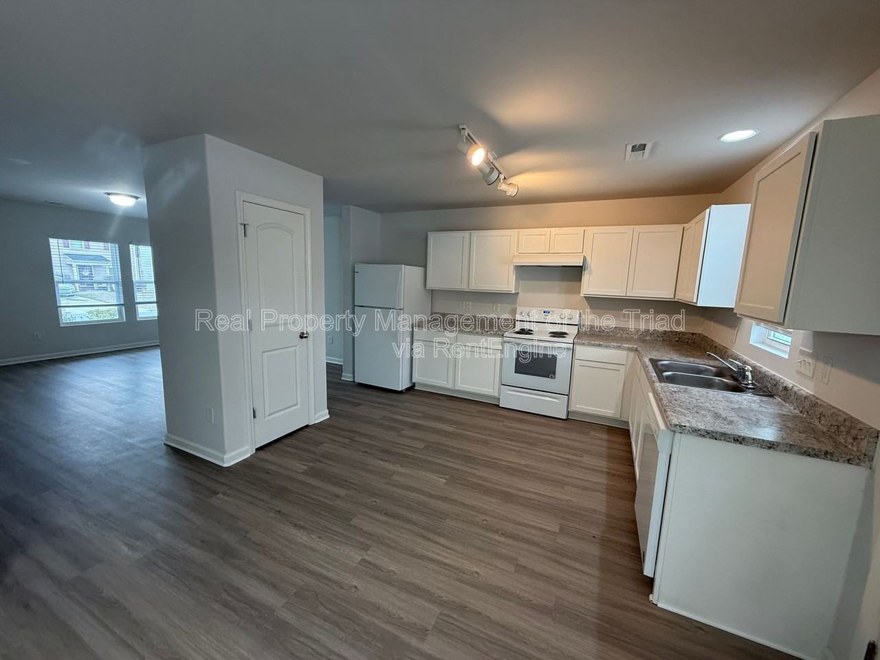 3904 Vershire Ave - Photo 7 of 27