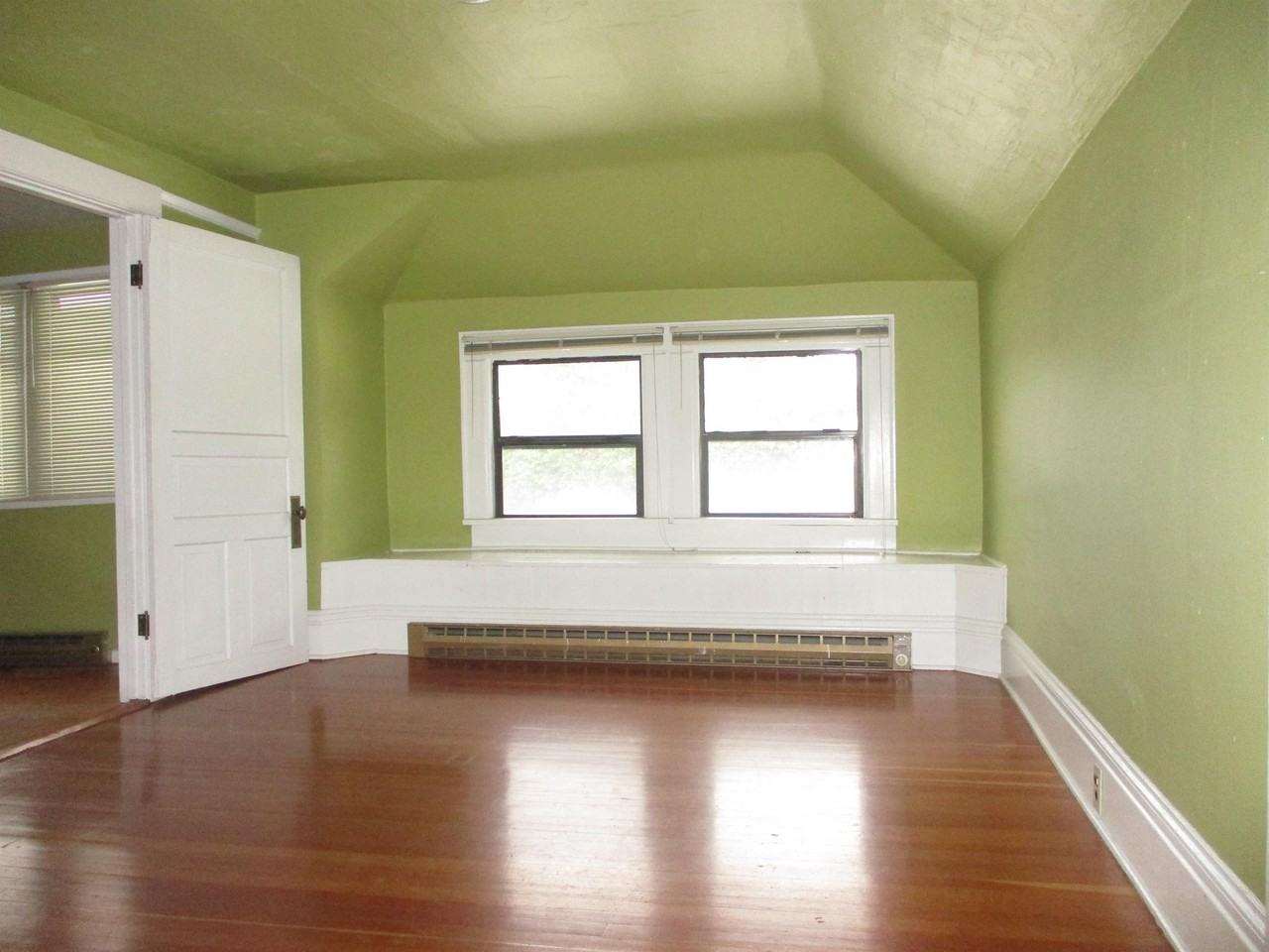 1392 Willamette St - Photo 2 of 8