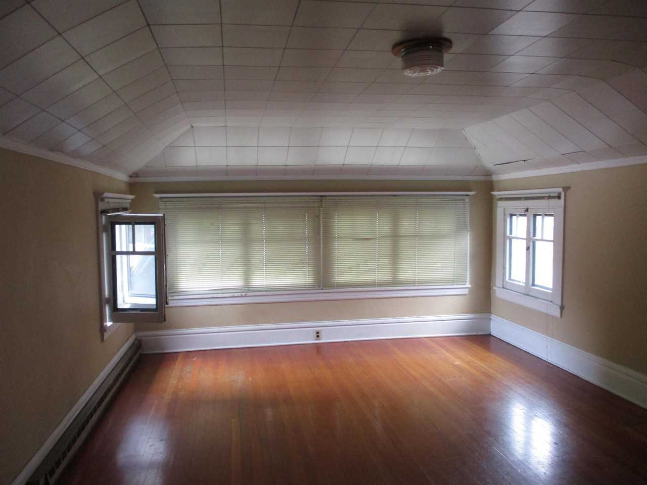 1392 Willamette St - Photo 3 of 8