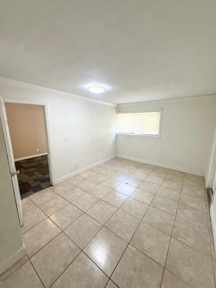 341 Ne 25th Ct - Photo 2 of 10