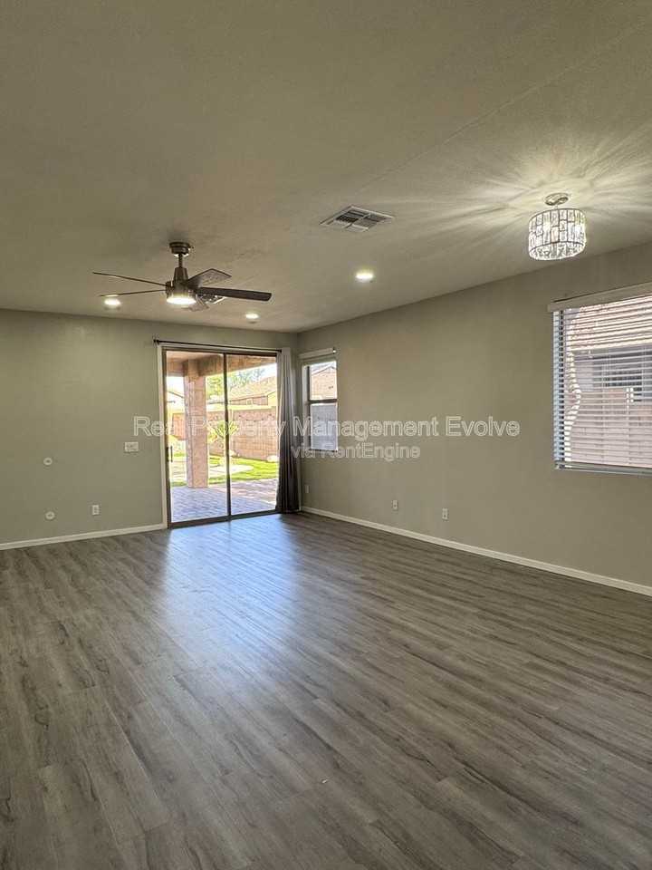 5814 W Alice Ave - Photo 3 of 38