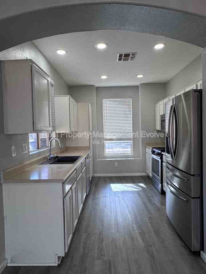 5814 W Alice Ave - Photo 5 of 38