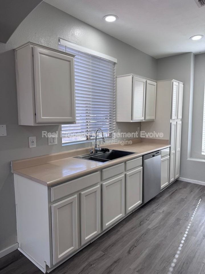 5814 W Alice Ave - Photo 7 of 38