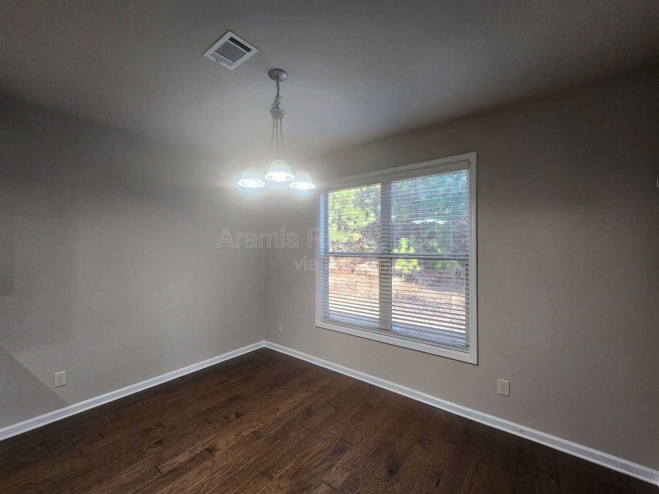 1919 Briarcliff Way - Photo 5 of 19