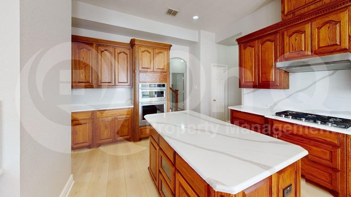 1020 Thorncliff Trl - Photo 4 of 30