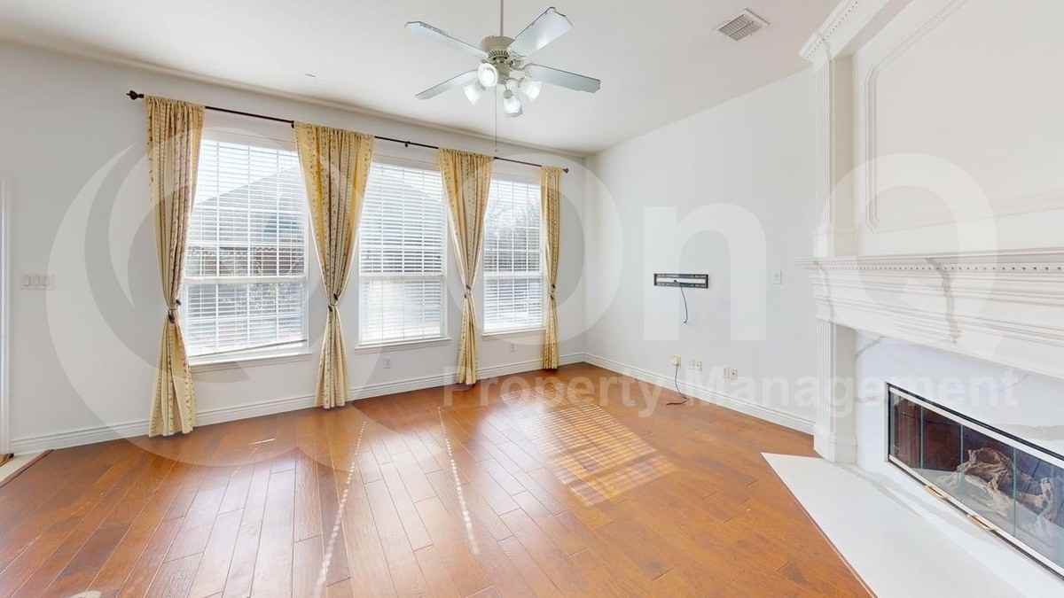 1020 Thorncliff Trl - Photo 7 of 30