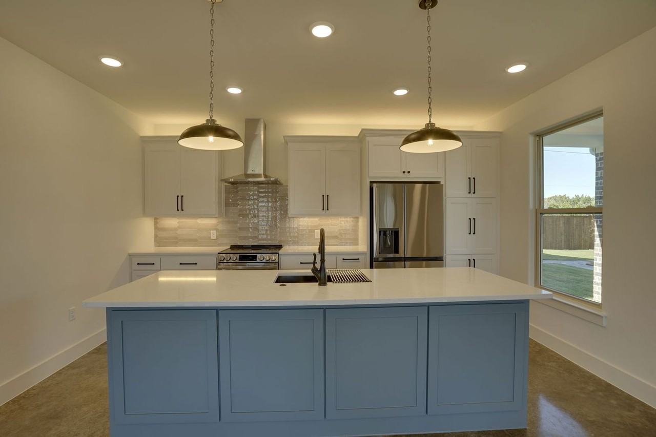 211 S Cardinal Ct - Photo 2 of 24