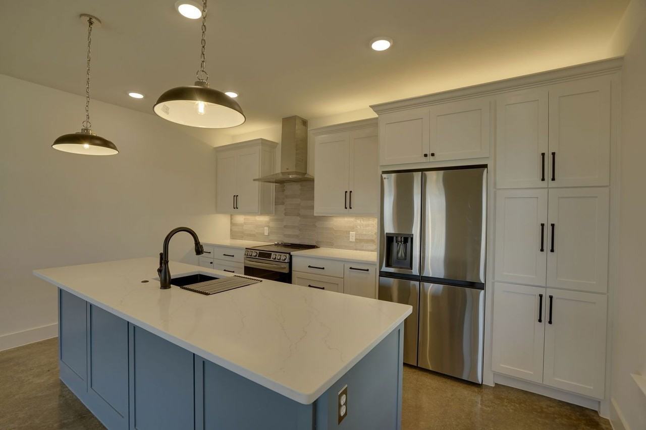 211 S Cardinal Ct - Photo 3 of 24