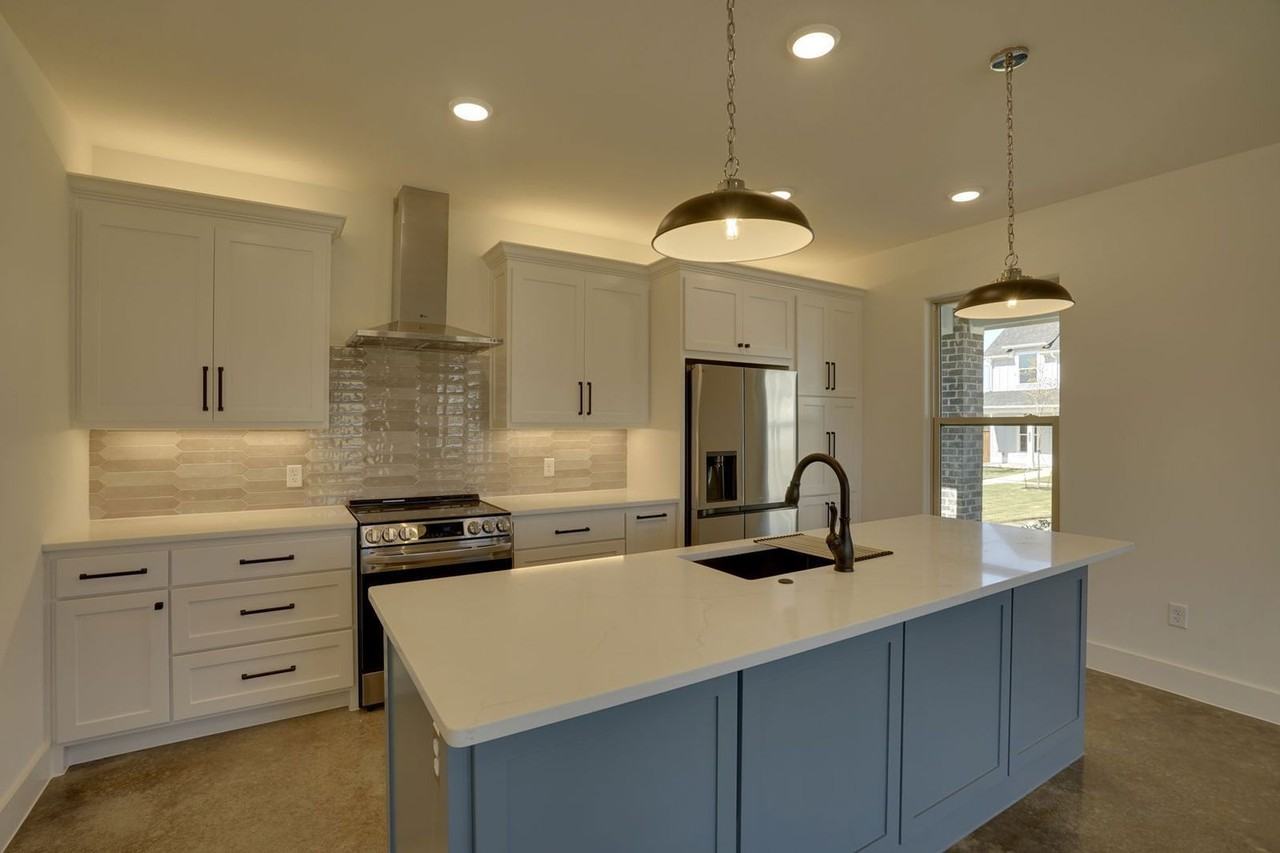 211 S Cardinal Ct - Photo 4 of 24