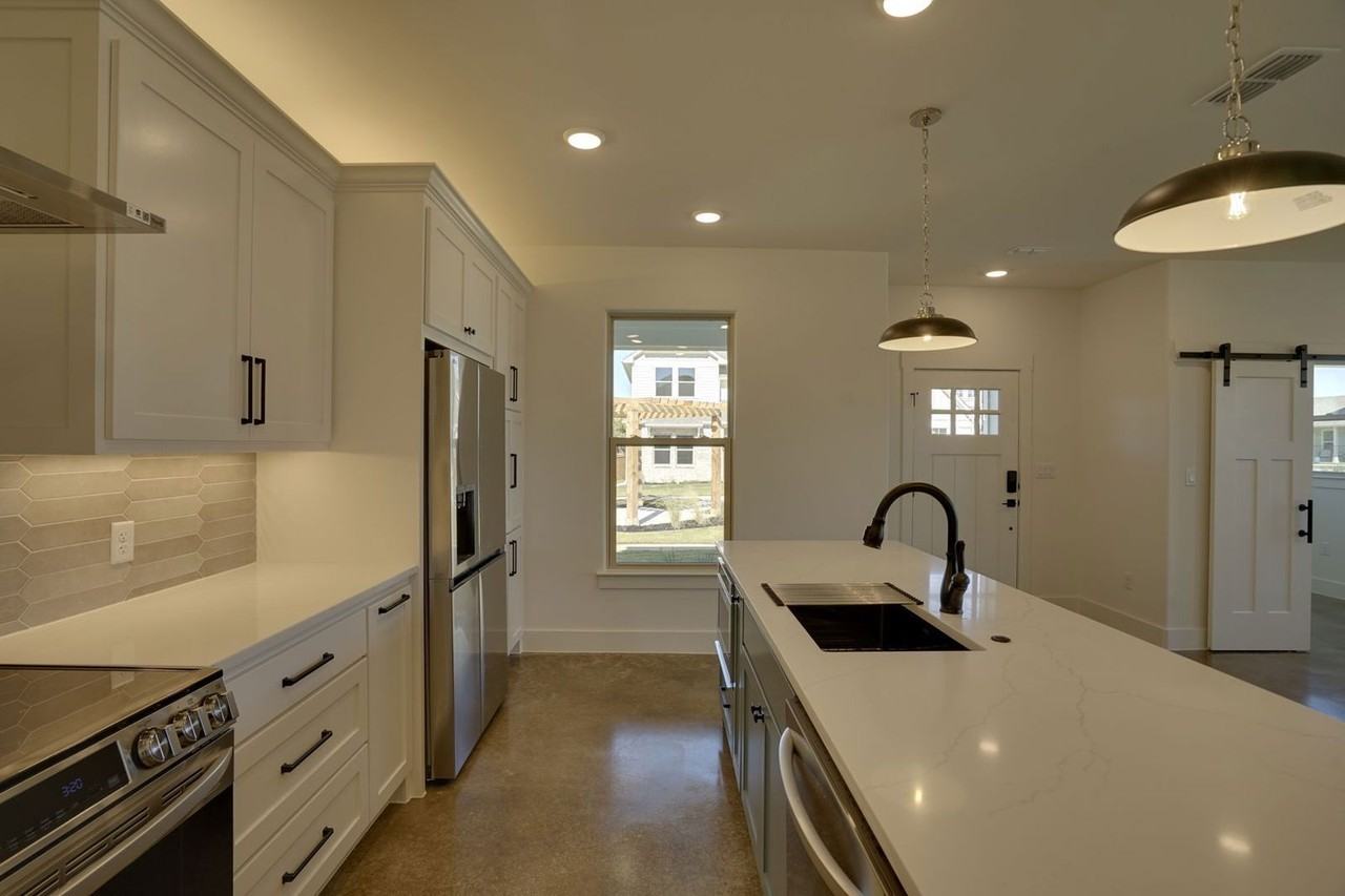 211 S Cardinal Ct - Photo 5 of 24