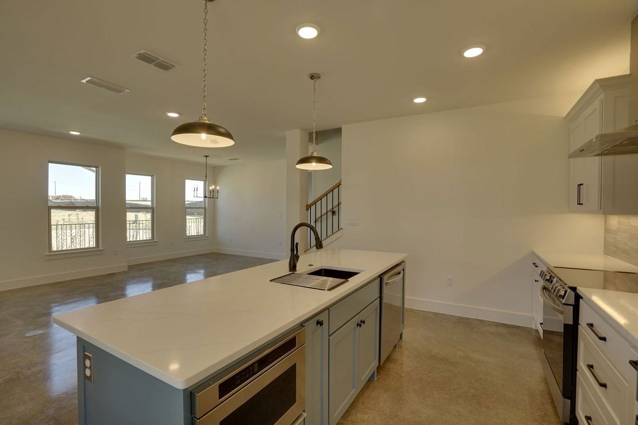 211 S Cardinal Ct - Photo 6 of 24