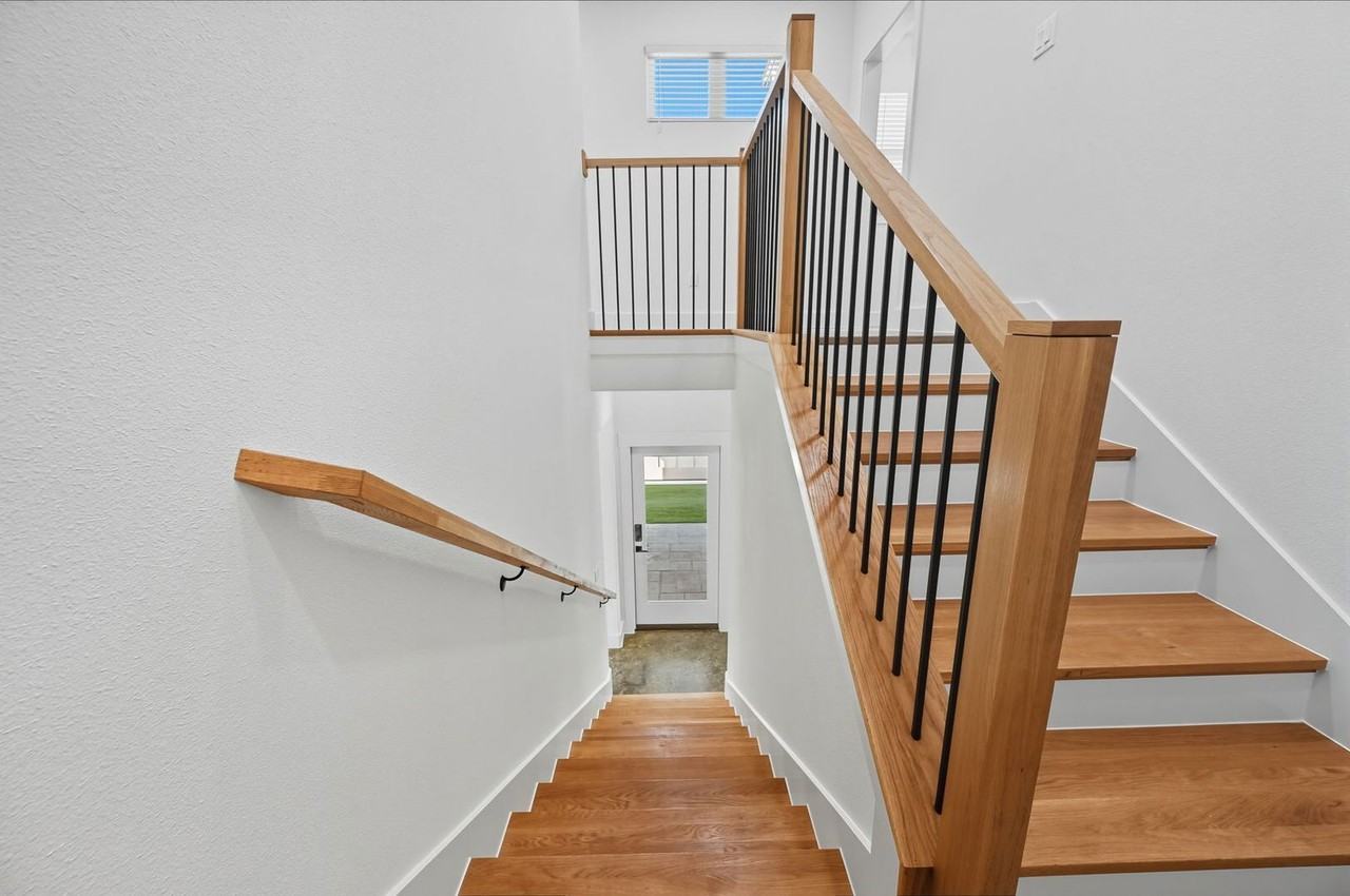 211 S Cardinal Ct - Photo 7 of 24