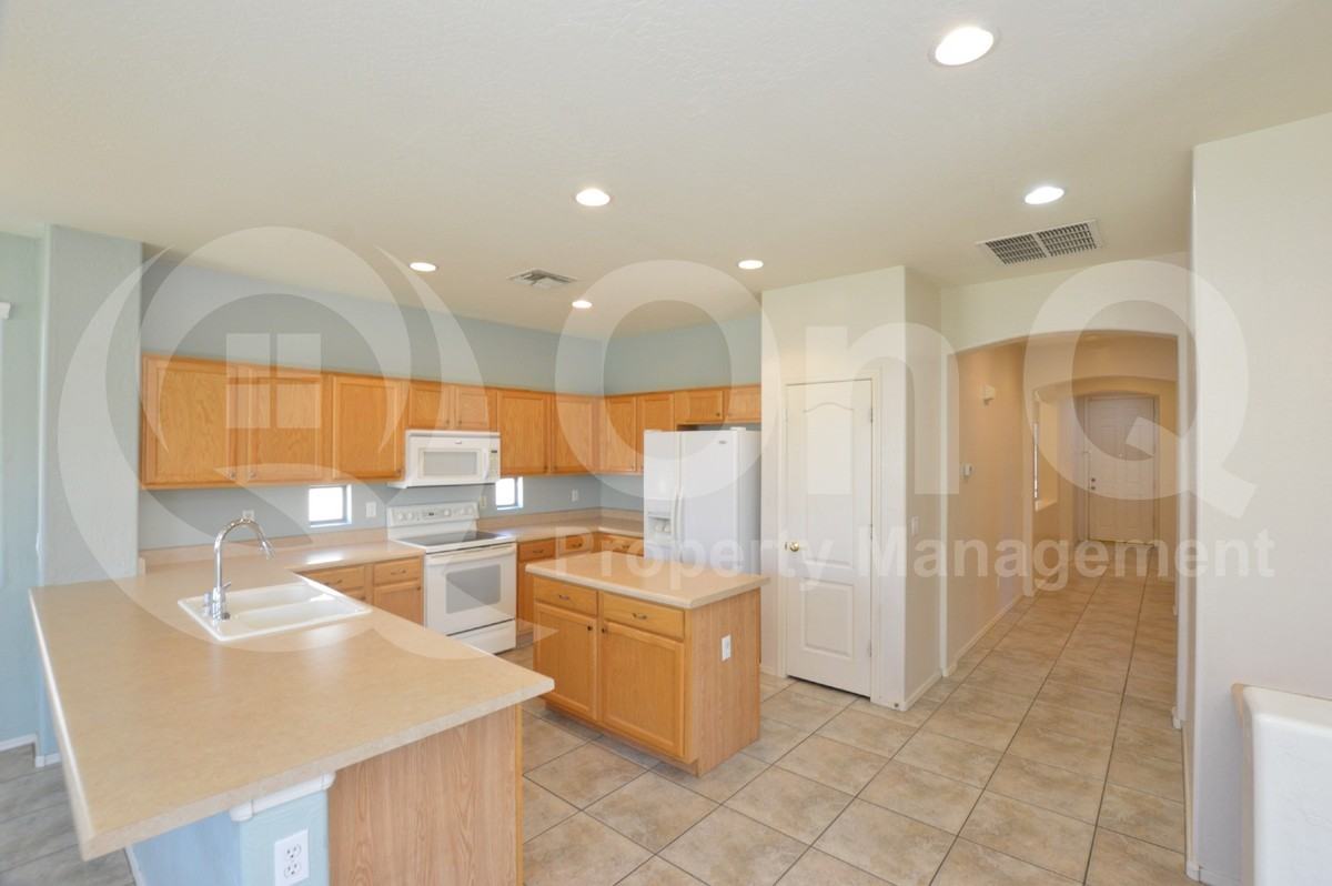 3306 E Powell Ct - Photo 4 of 20