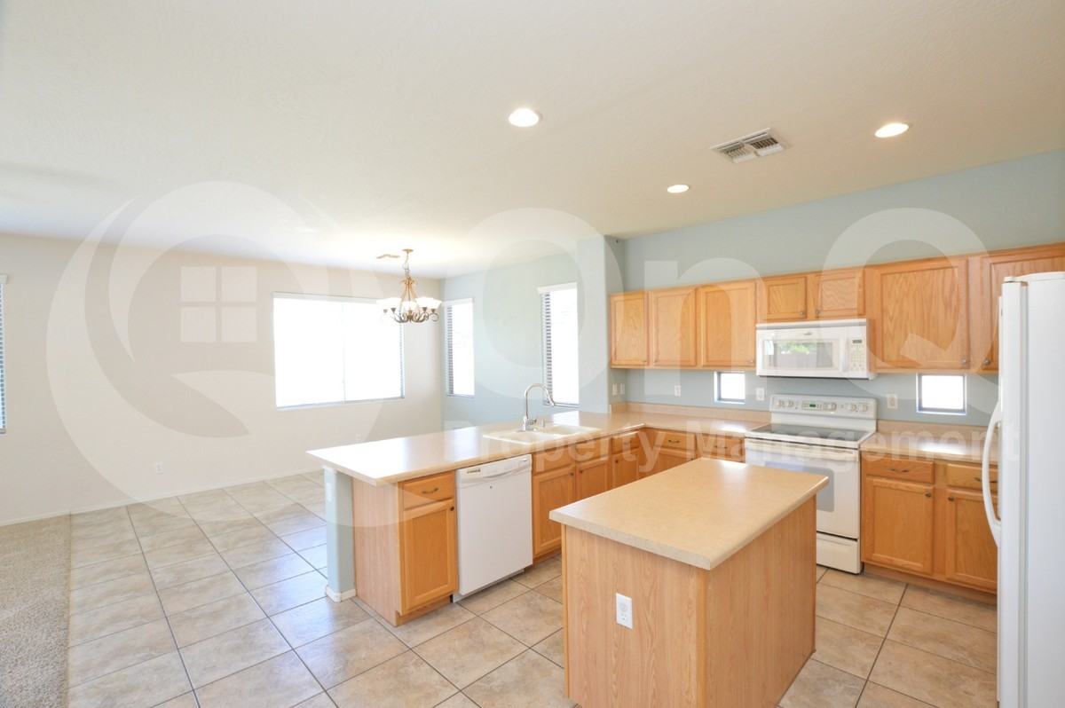 3306 E Powell Ct - Photo 5 of 20