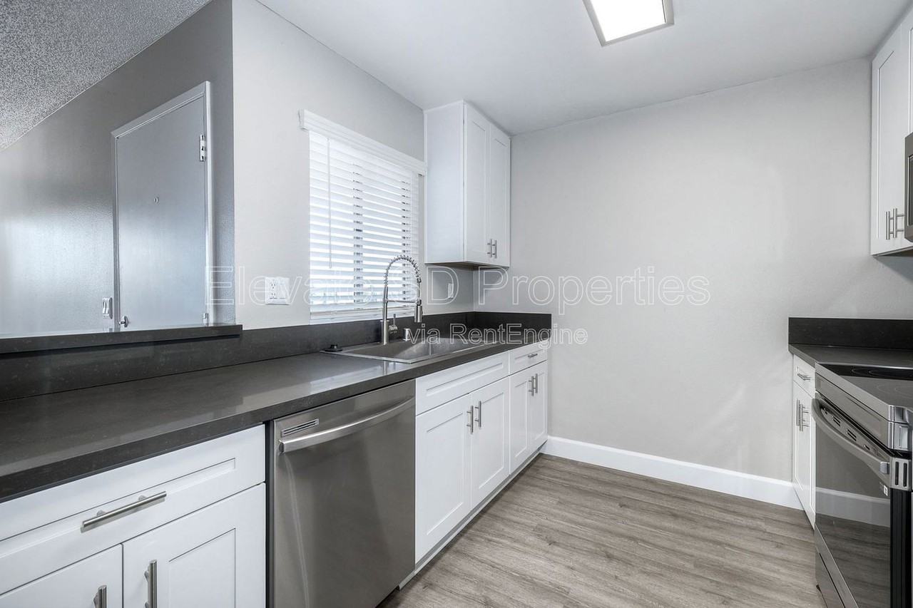 9331 Creekside Ct #3 - Photo 4 of 50