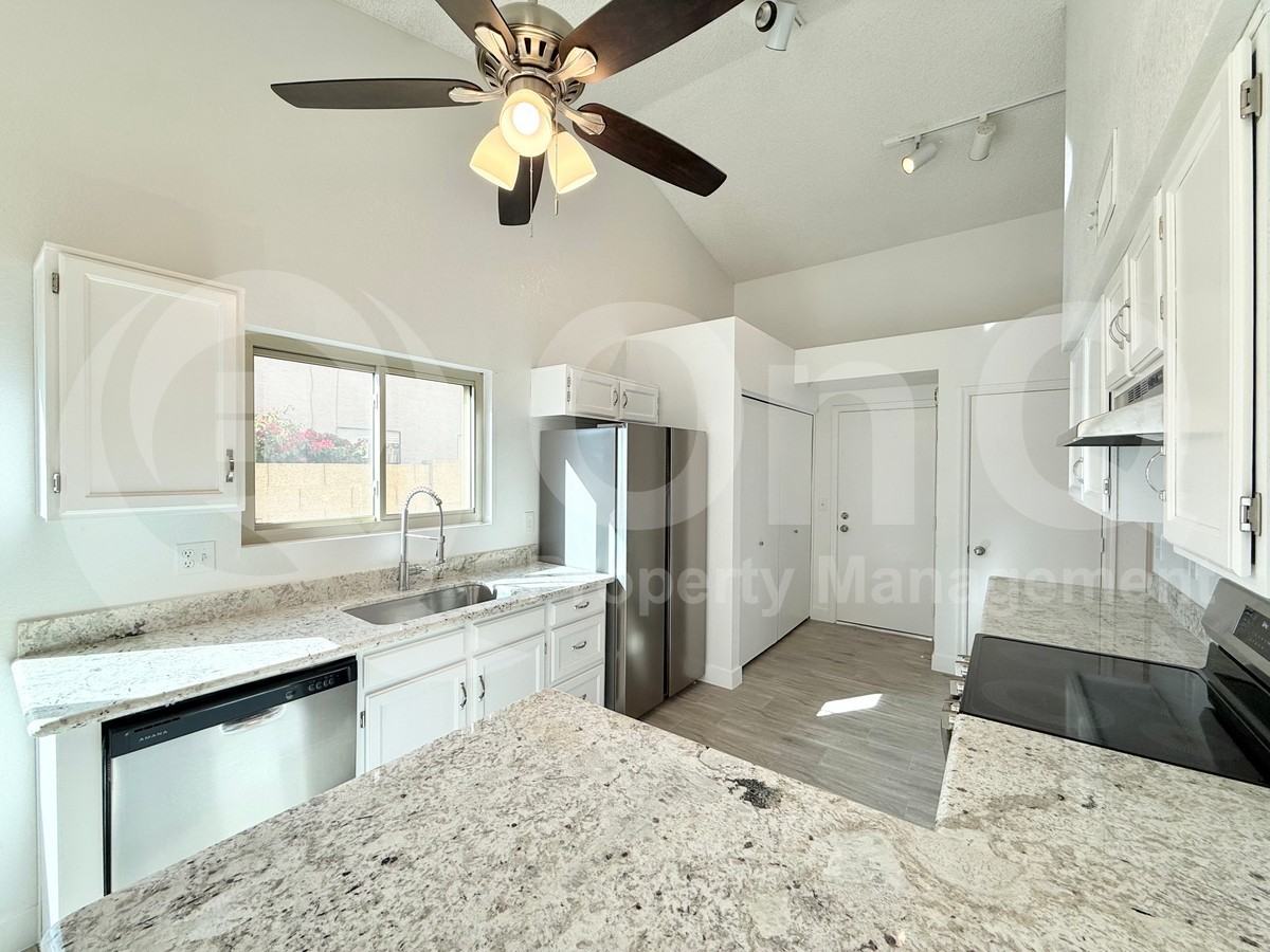 8709 W Cambridge Ave - Photo 4 of 22