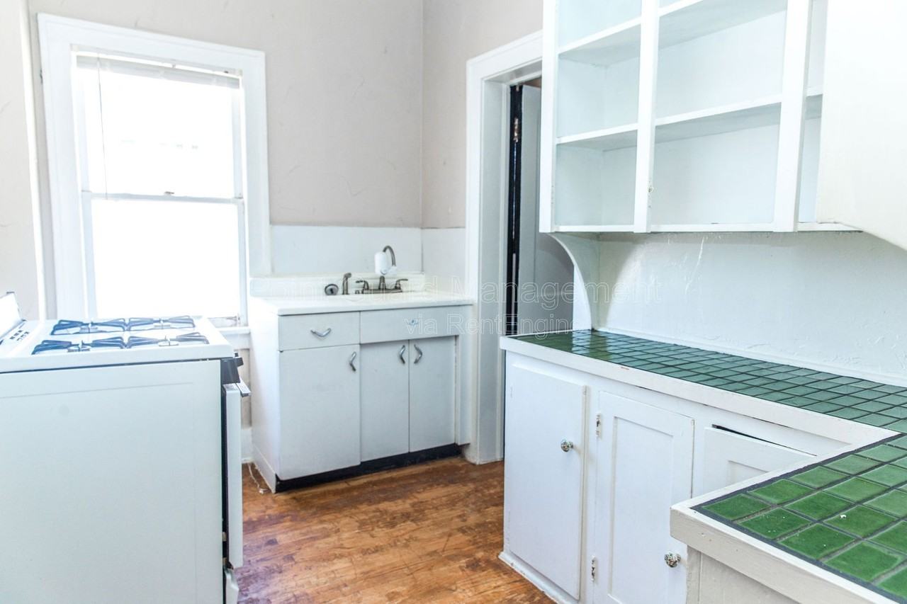 1518 N Robinson Ave #12 - Photo 7 of 20