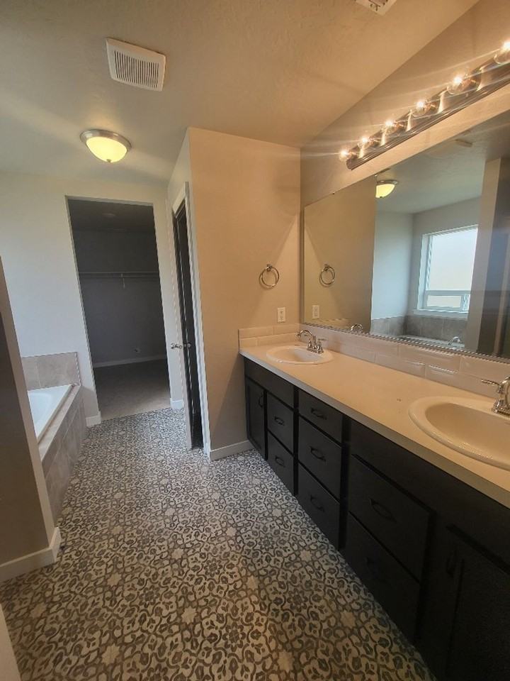 11441 W Broadstone St - Photo 4 of 7