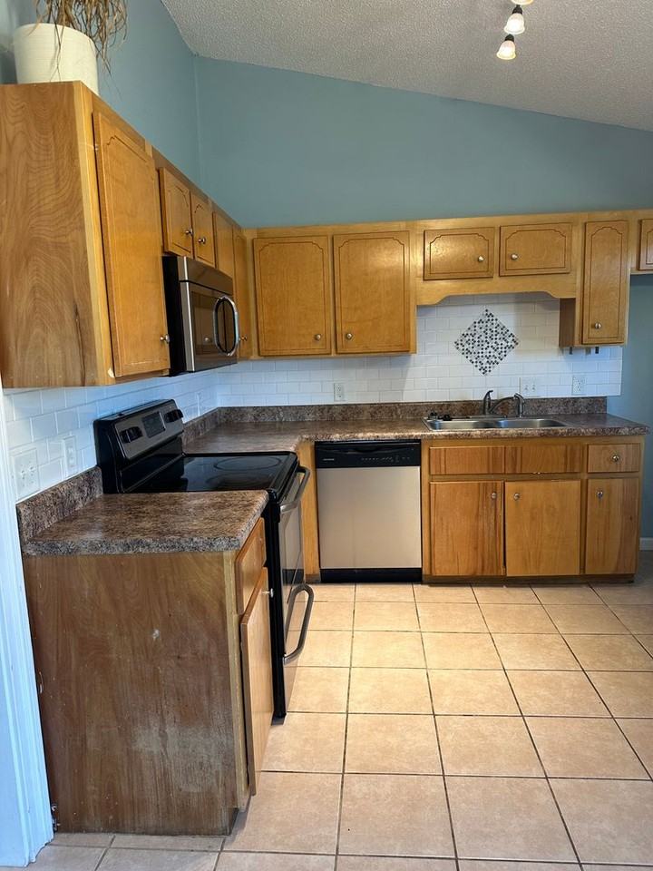 1228 Riyadh Rd - Photo 6 of 22