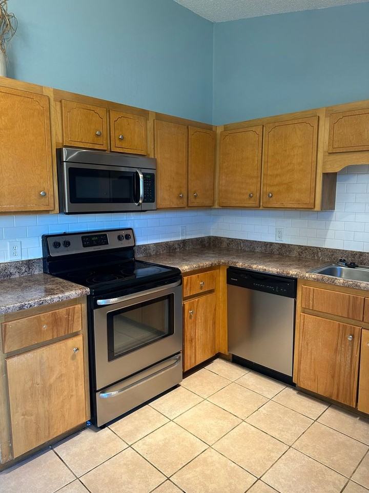 1228 Riyadh Rd - Photo 7 of 22