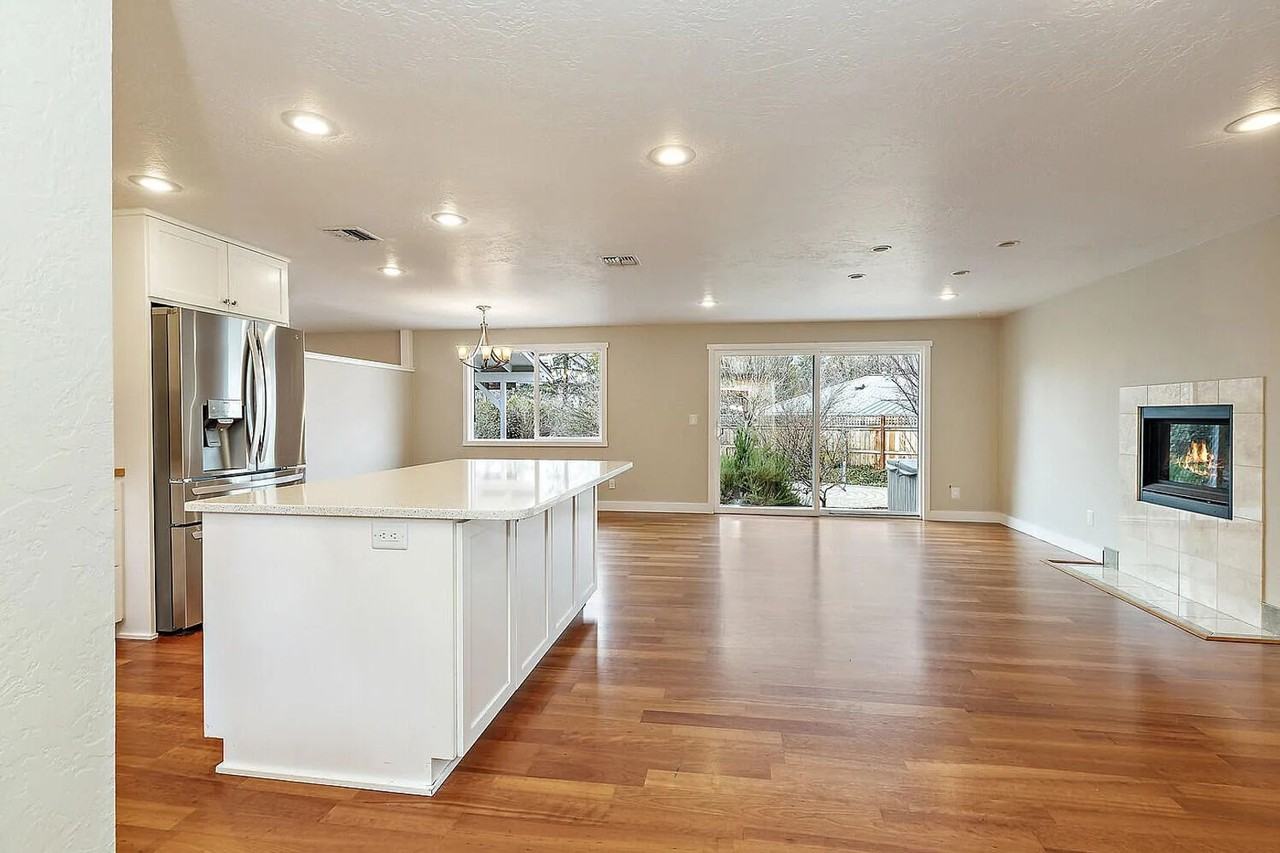 679 Clay St - Photo 4 of 50