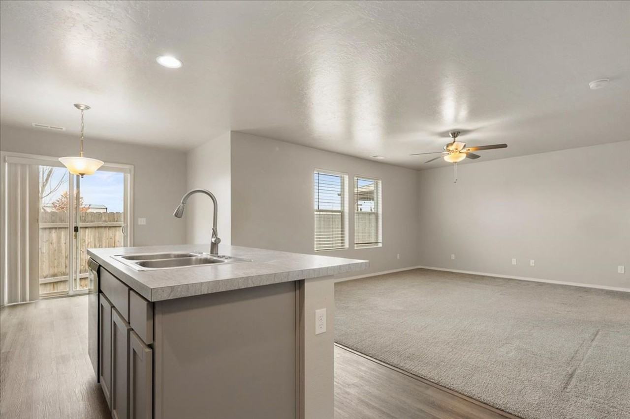 13525 Palm Beach Dr - Photo 4 of 23