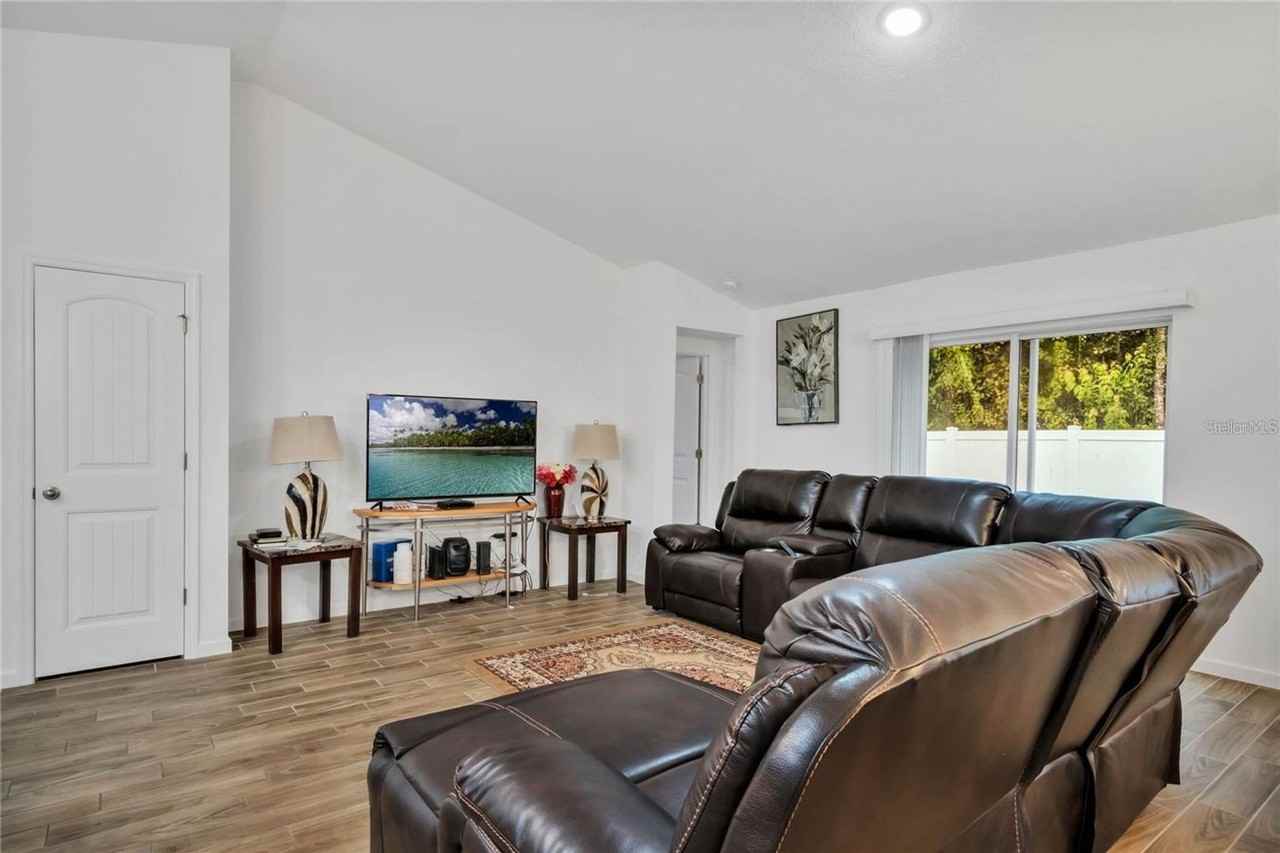 607 Bear Ct - Photo 2 of 10