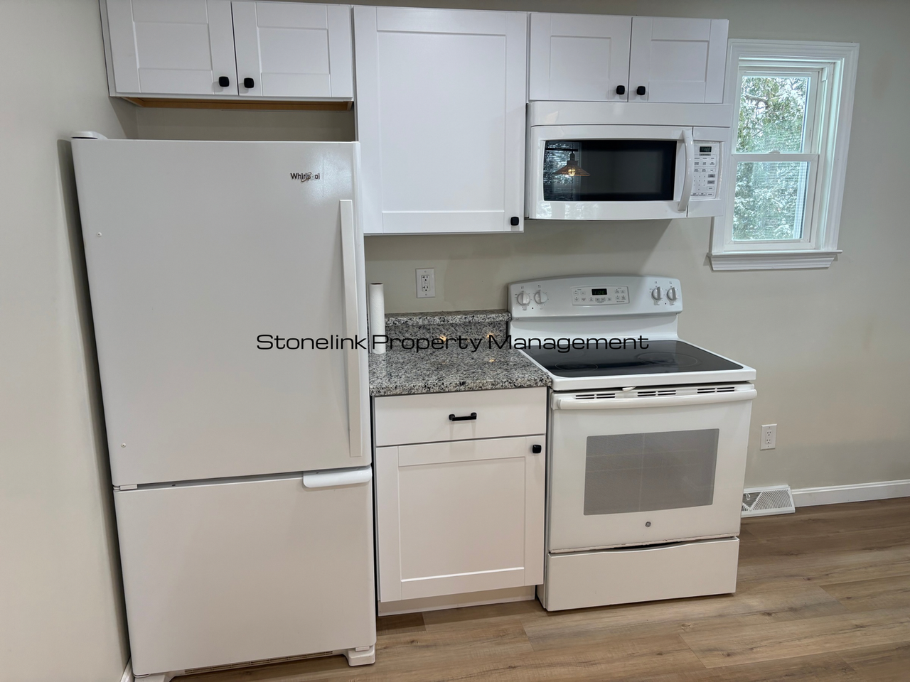 898 Willett Ave - Photo 4 of 14