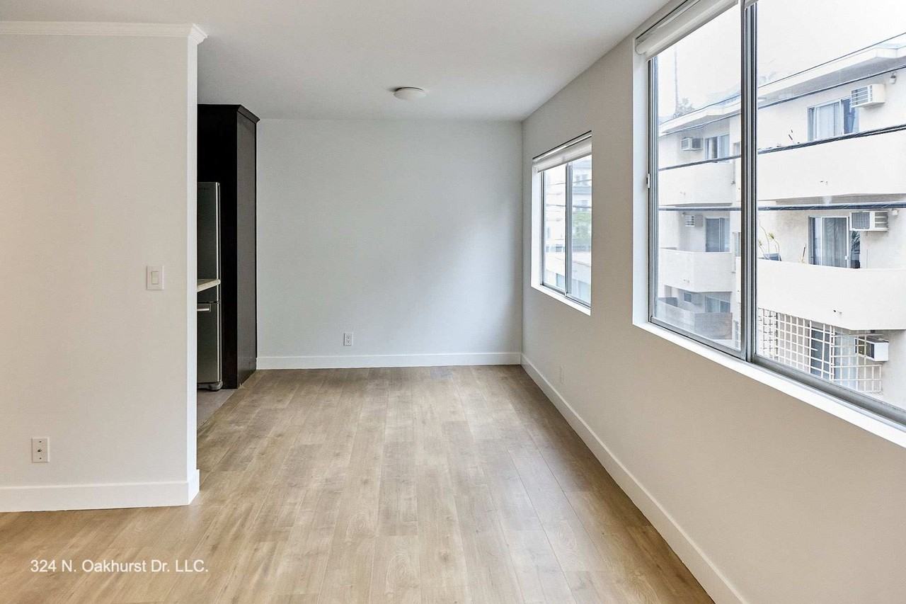 324 N Oakhurst Dr LLC - Photo 4 of 35