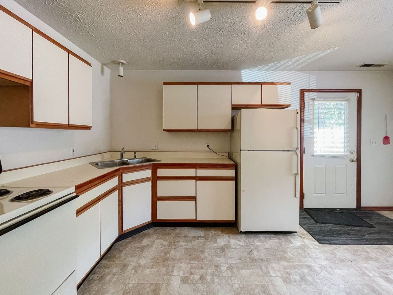 3624 W 27th St - Photo 4 of 21