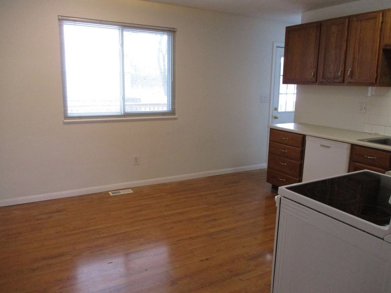 728 Loop St - Photo 7 of 21