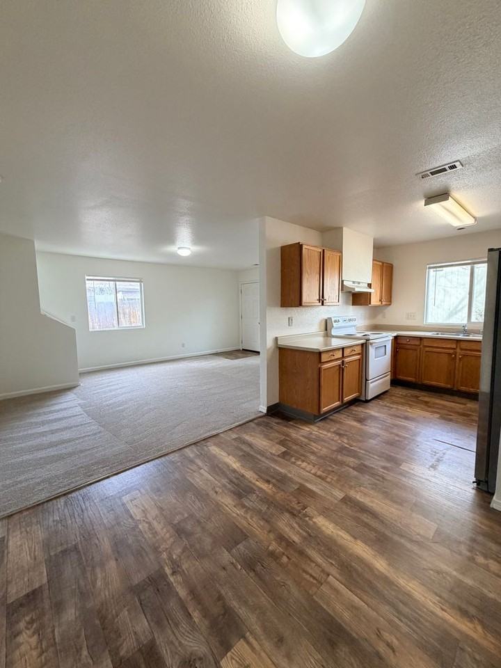 360 Linden St #B - Photo 3 of 16