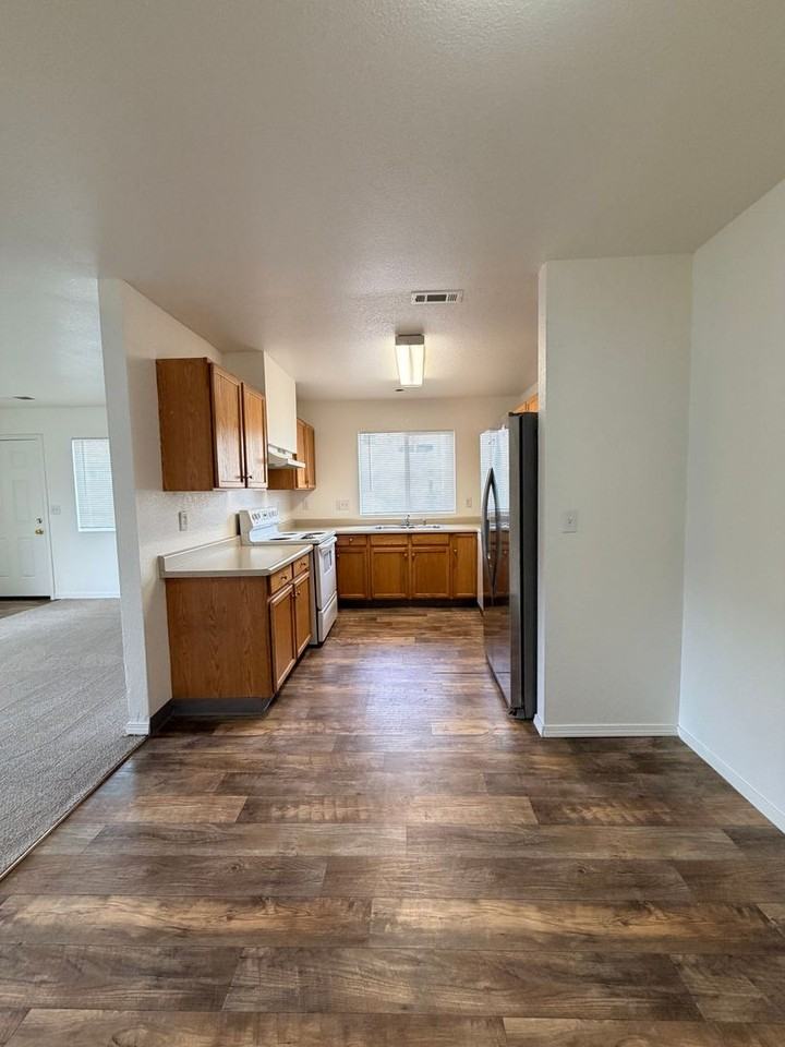 360 Linden St #B - Photo 4 of 16