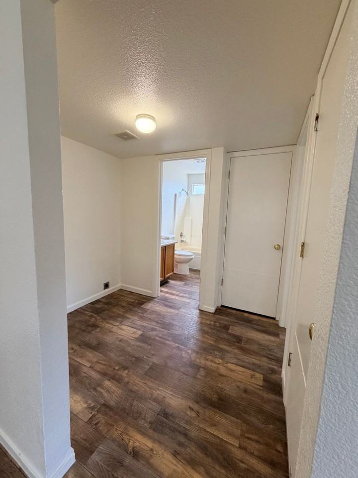 360 Linden St #B - Photo 5 of 16