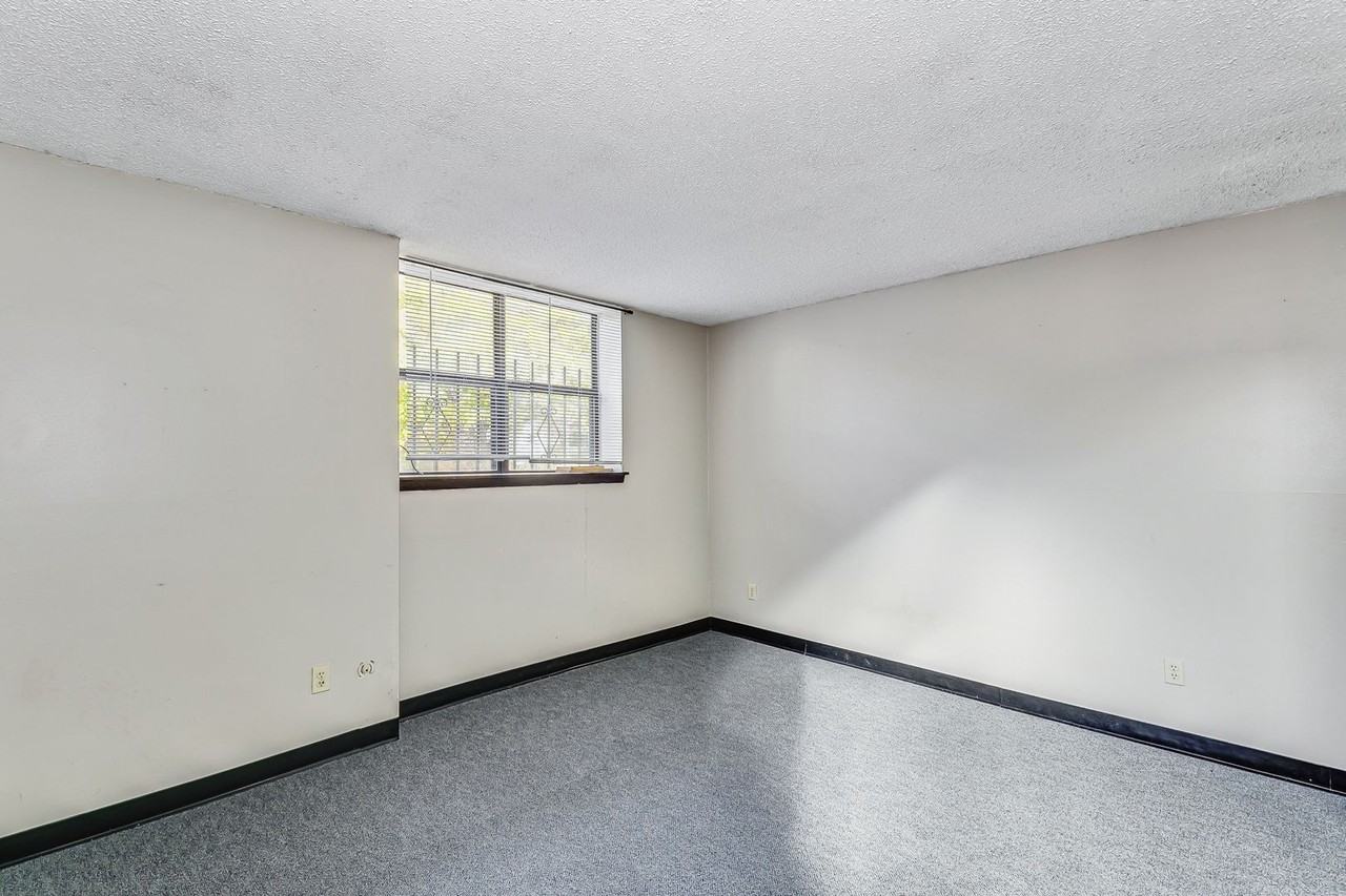 1632 N Holyoke Ave - Photo 3 of 8