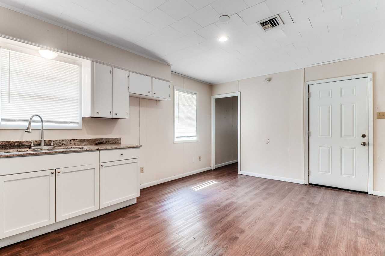 818 Saint Anne St - Photo 4 of 12