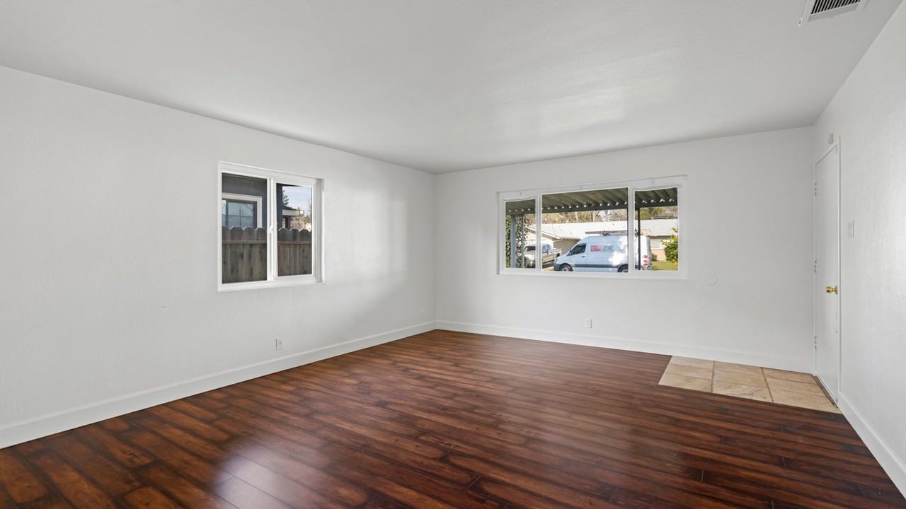 249 Juniper St - Photo 4 of 18