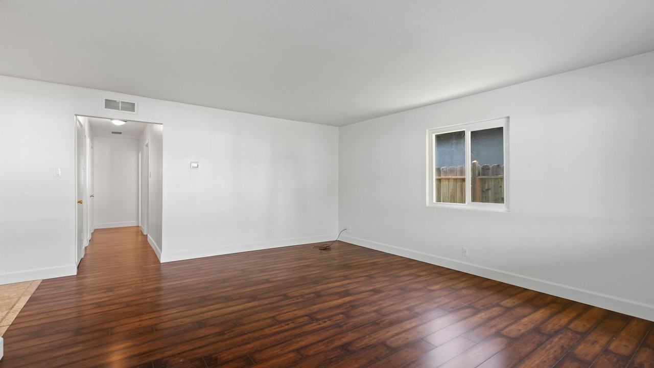 249 Juniper St - Photo 5 of 18