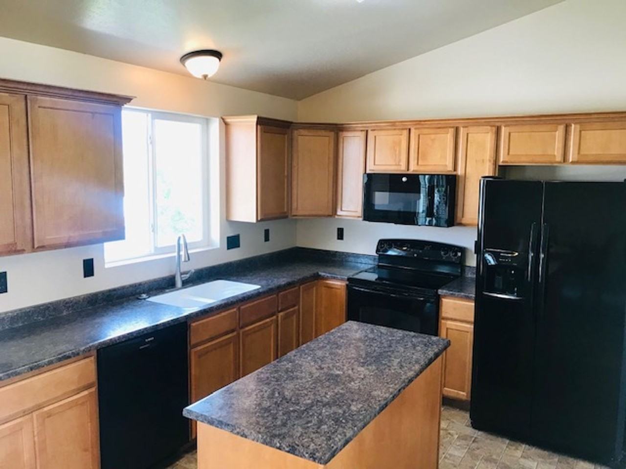 872 Oxford Dr - Photo 4 of 9