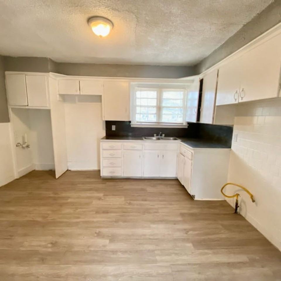 5423 Avenue D - Photo 4 of 8