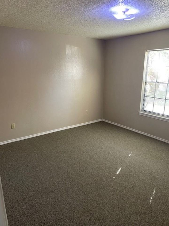 805 Se 4th St #107 - Photo 7 of 14