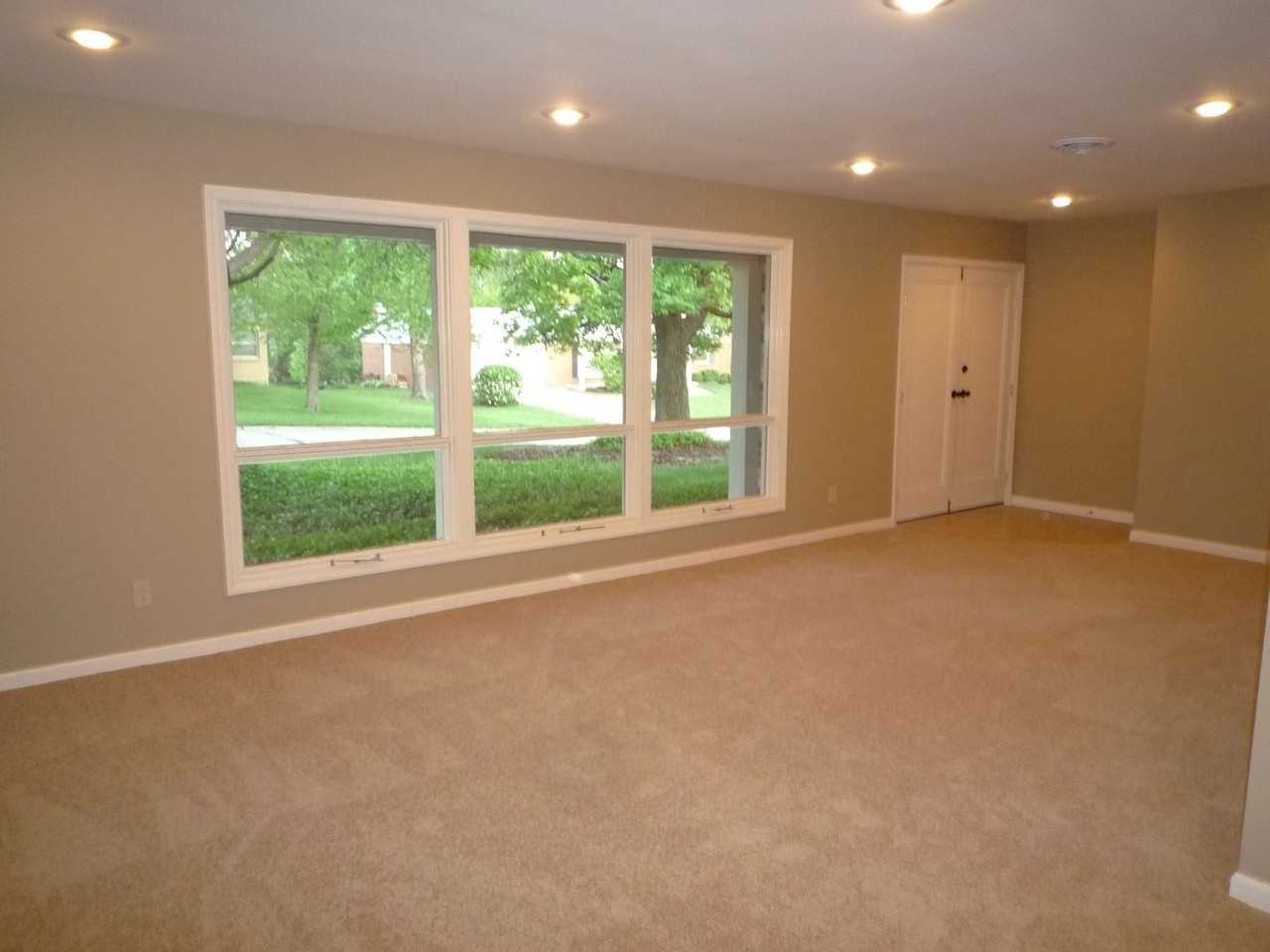 1023 Falcon Dr - Photo 3 of 16