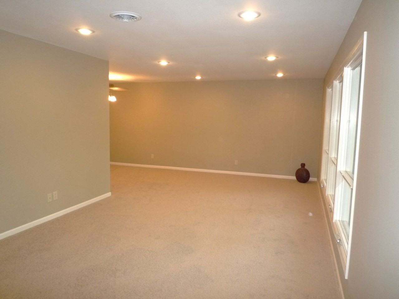 1023 Falcon Dr - Photo 4 of 16