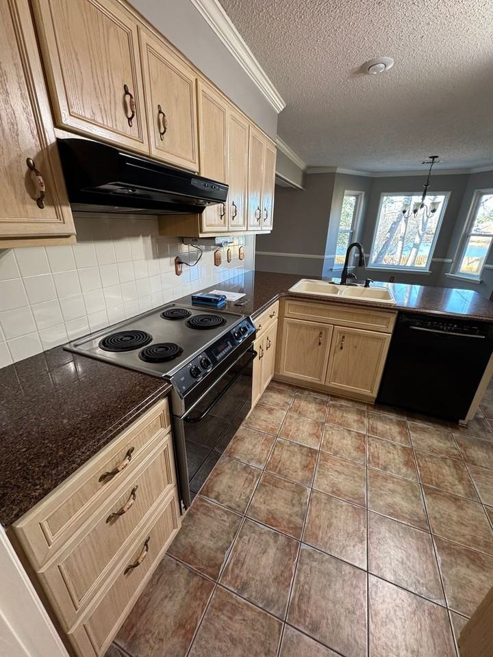 4573 Oxford Dr - Photo 5 of 36