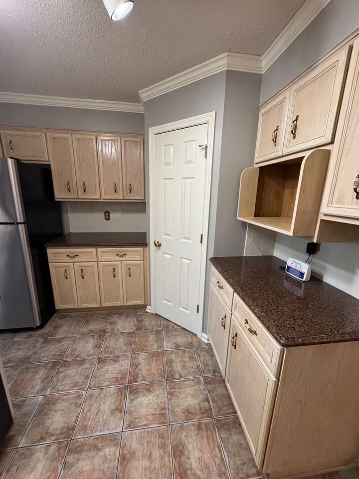 4573 Oxford Dr - Photo 6 of 36