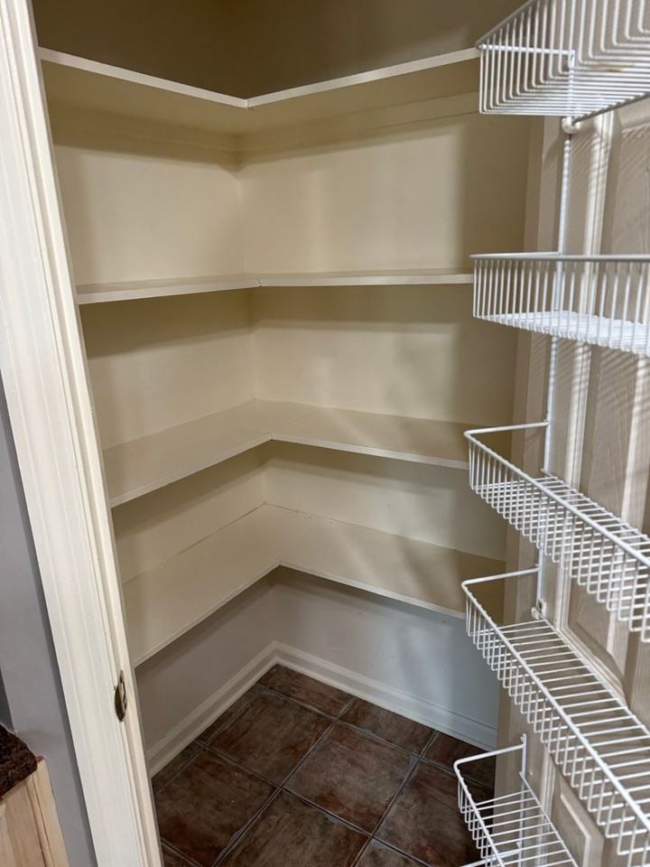 4573 Oxford Dr - Photo 7 of 36