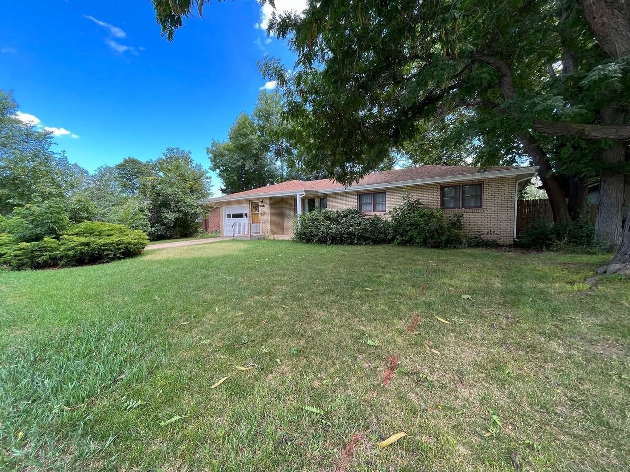 1305 Springfield Dr - Photo 2 of 24